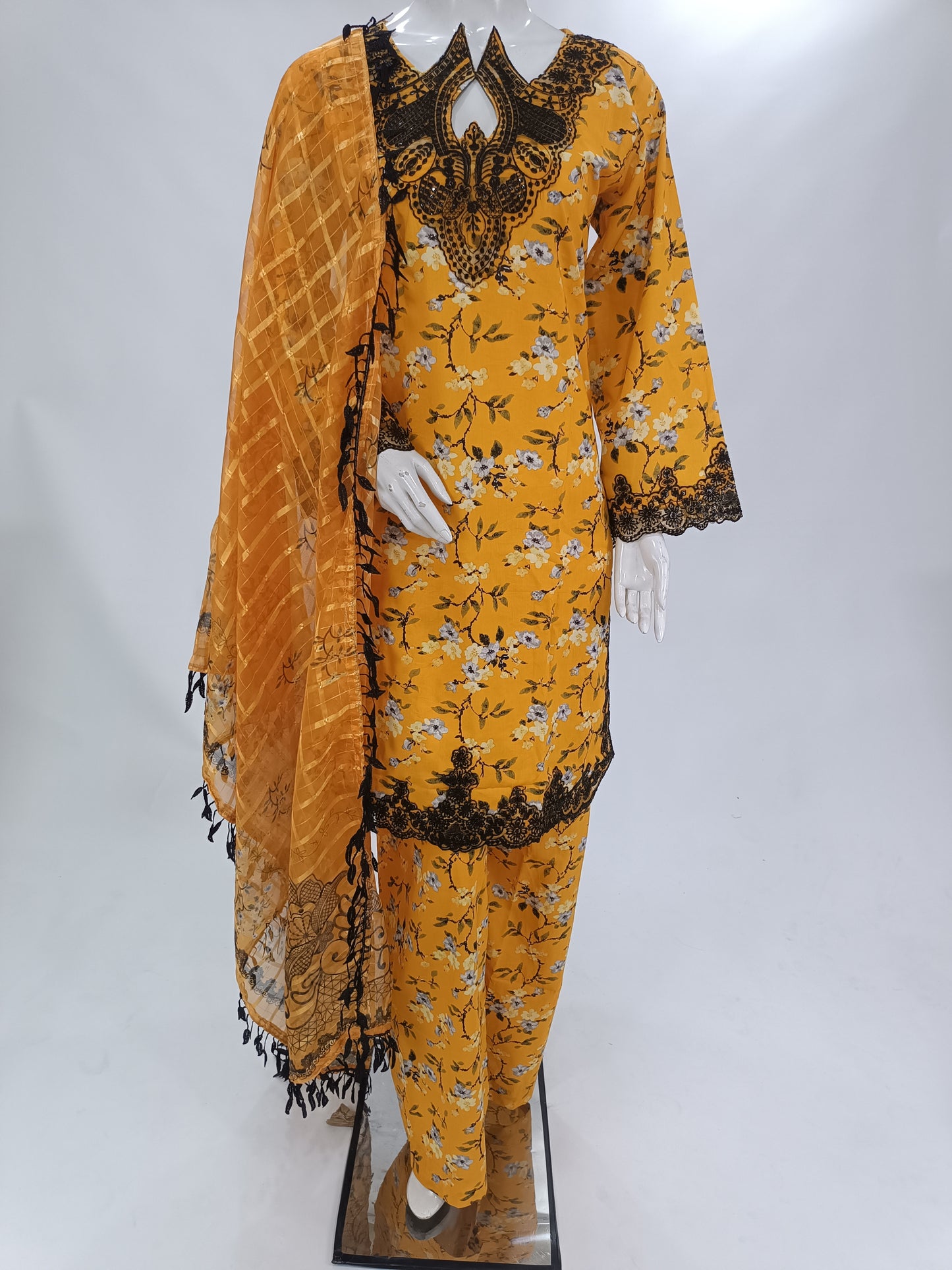 3-PIECE PRINTED LAWN SHIRT WITH EMBROIDERED DAMAN PATTI |PRINTED LAWN TROUSER|CHIFFON DUPATTA WITH BAIL MMG-979