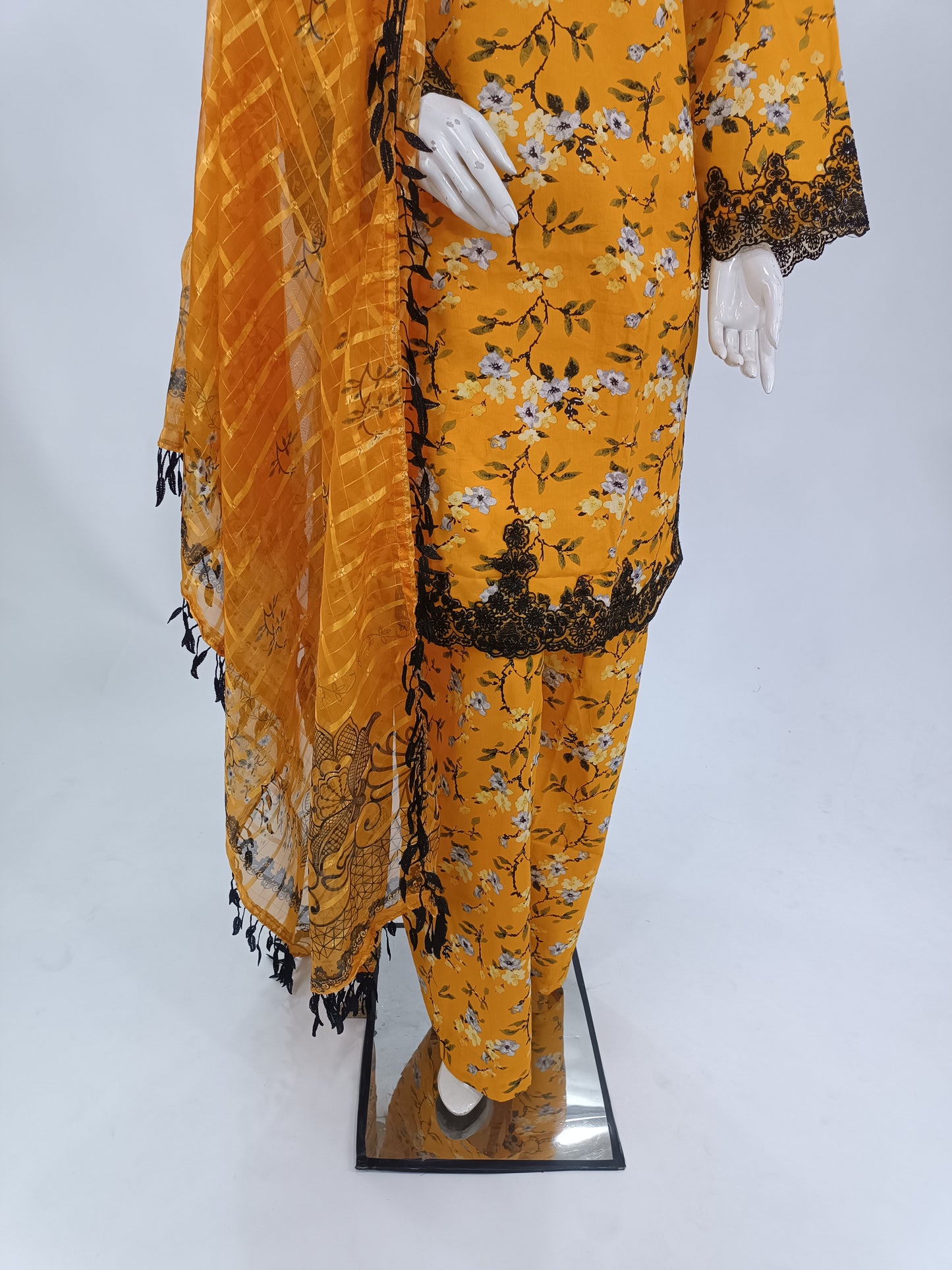 3-PIECE PRINTED LAWN SHIRT WITH EMBROIDERED DAMAN PATTI |PRINTED LAWN TROUSER|CHIFFON DUPATTA WITH BAIL MMG-979