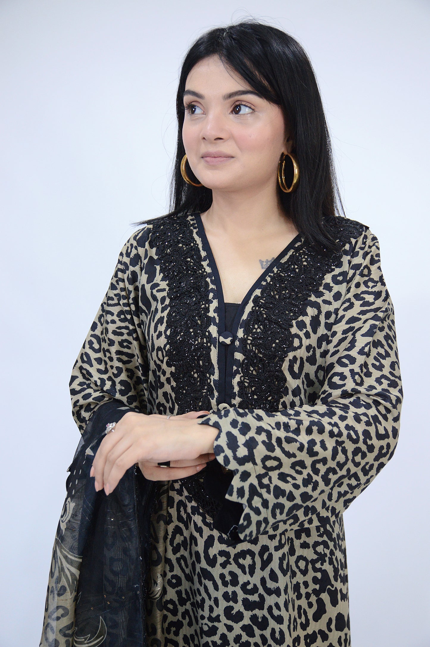 CHEETAH CHARM|3-PIECE STAPLE PRINTED SHIRT WITH EMBROIDERED NECK|ELEGANT PRINTED TROUSER|STAPLE SEQUENCE PRINTED DUPATTA MMG-1069