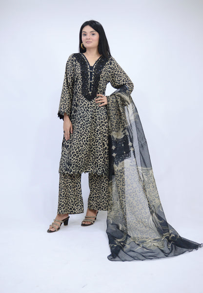 CHEETAH CHARM|3-PIECE STAPLE PRINTED SHIRT WITH EMBROIDERED NECK|ELEGANT PRINTED TROUSER|STAPLE SEQUENCE PRINTED DUPATTA MMG-1069