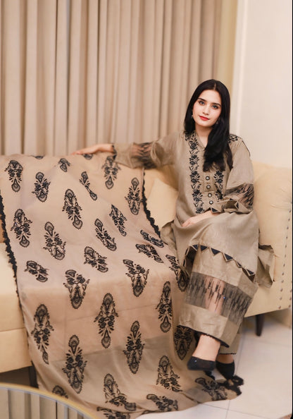 MEHERBANO|3-PIECE COTTON WITH CHICKEN KARI EMBROIDERED SHIRT|BELL-BOTTOM EMBROIDERED TROUSER|CHIFFON EMBROIDERED DUPATTA MMG-973